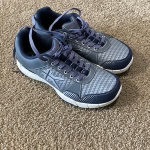 Kuru size 9 like new